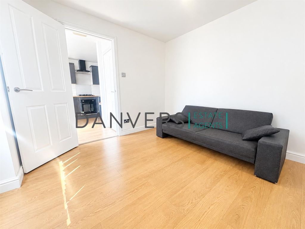 Property photo 1 of 9 Living.Jpg