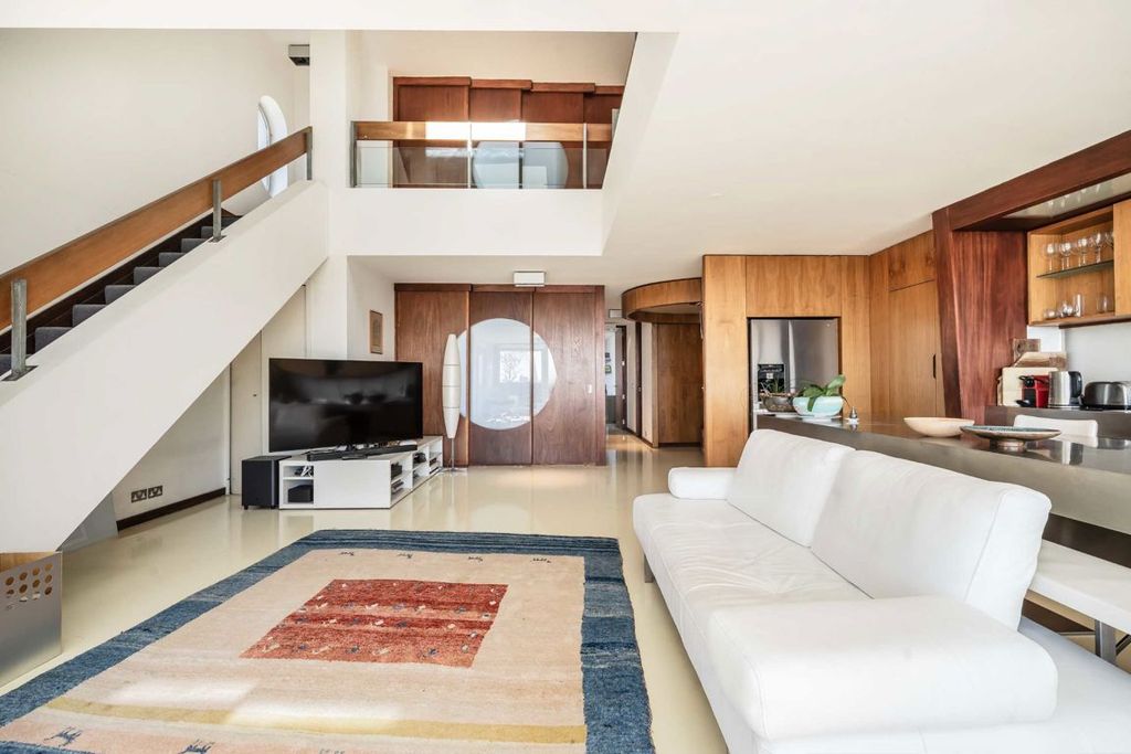 Property photo 3 of 25