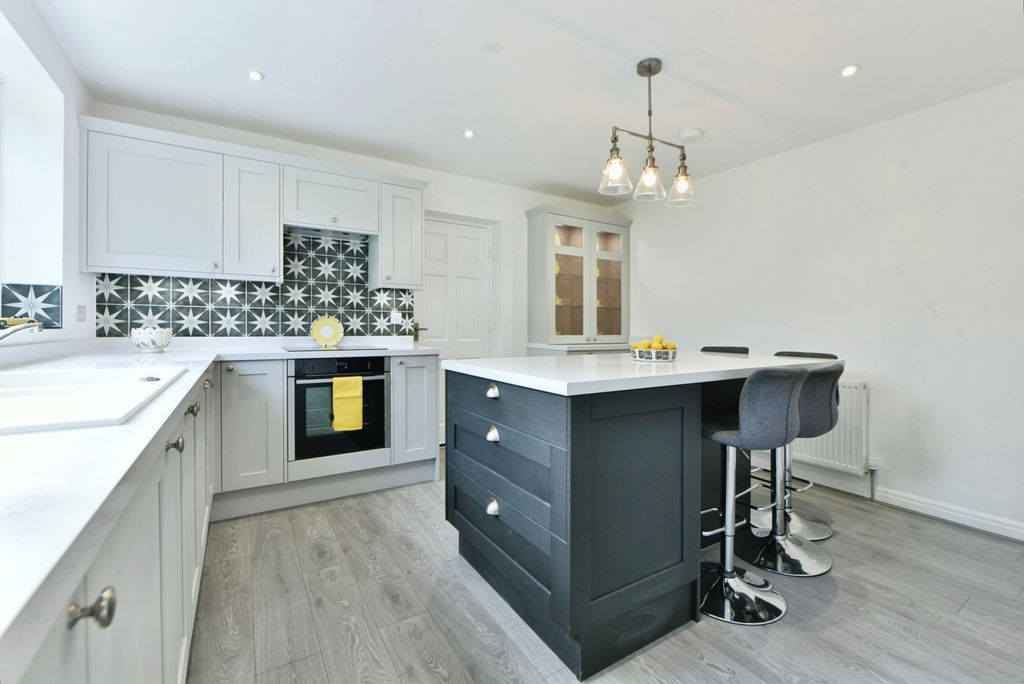 Property photo 2 of 19 Stunning Kitchen