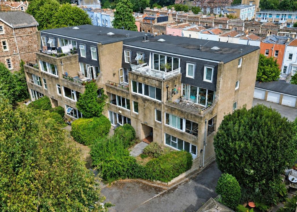 Property photo 1 of 12 1 - Two-Bedroom Flat With Garage In Clifton.Jpg