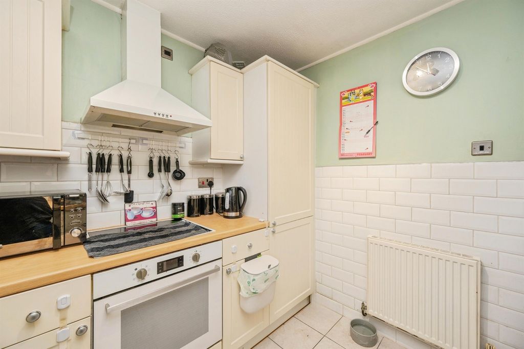 Property photo 3 of 12 Kitchen: