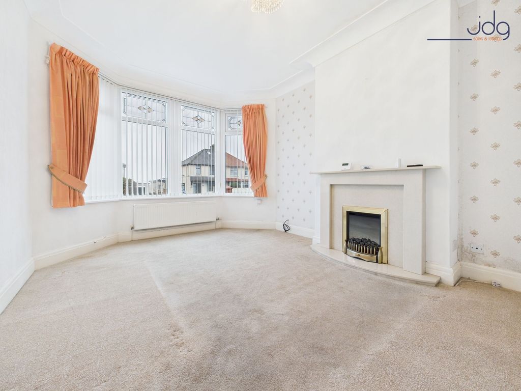 Property photo 3 of 17 Lounge