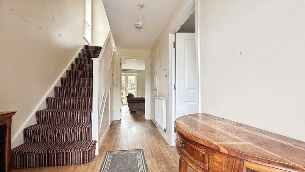 Property photo 2 of 10 Hall Way