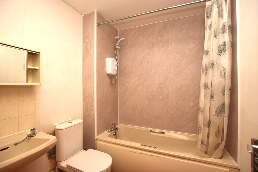 Property photo 3 of 4 Bathroom