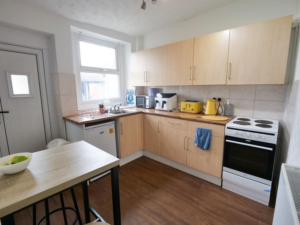 Property photo 3 of 7 Kitchen