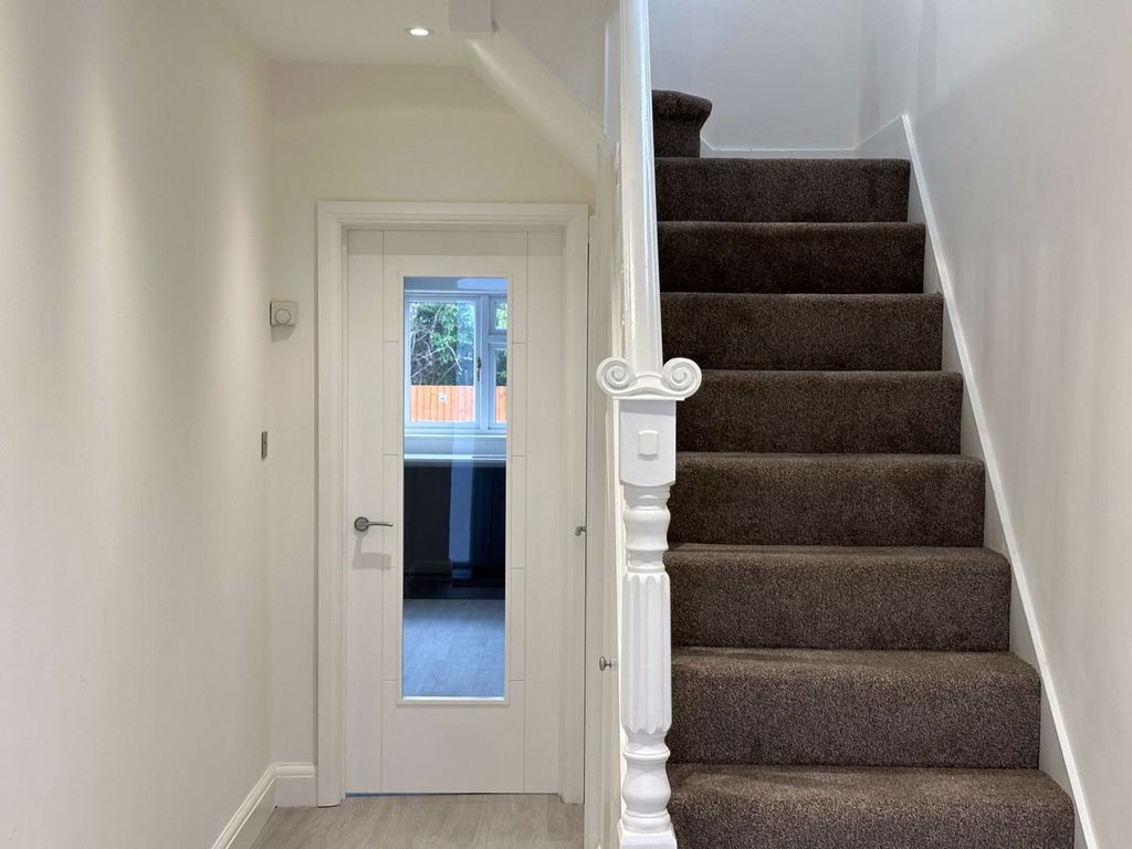 Property photo 3 of 14 Hallway
