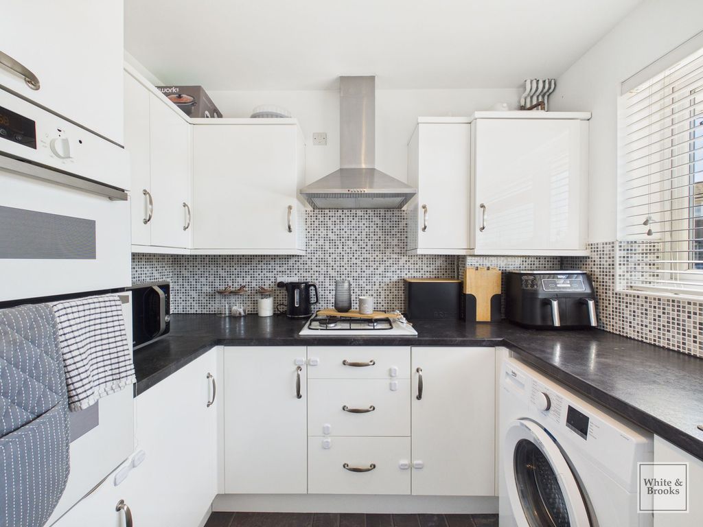 Property photo 3 of 19 Kitchen