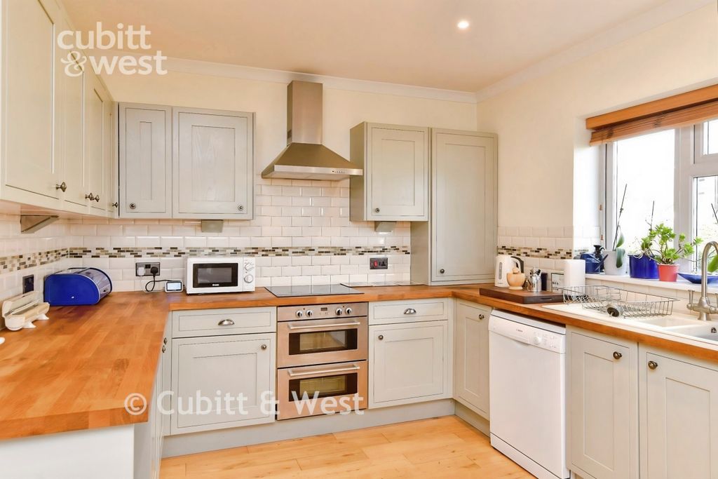 Property photo 3 of 16 Kitchen
