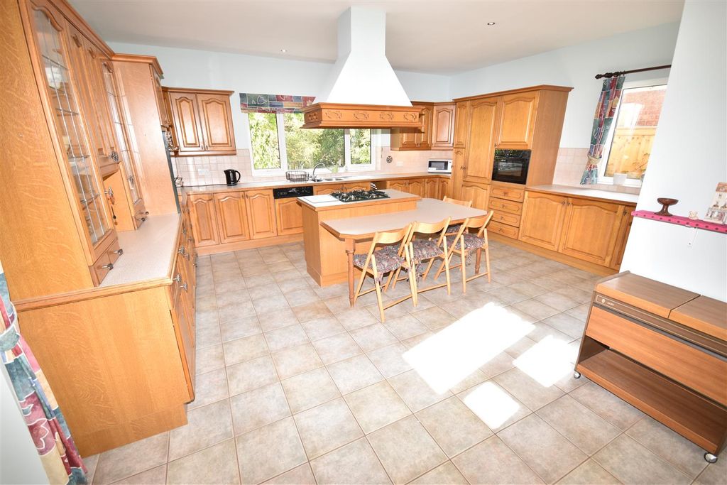 Property photo 3 of 25 Kitchen/Breakfast Room