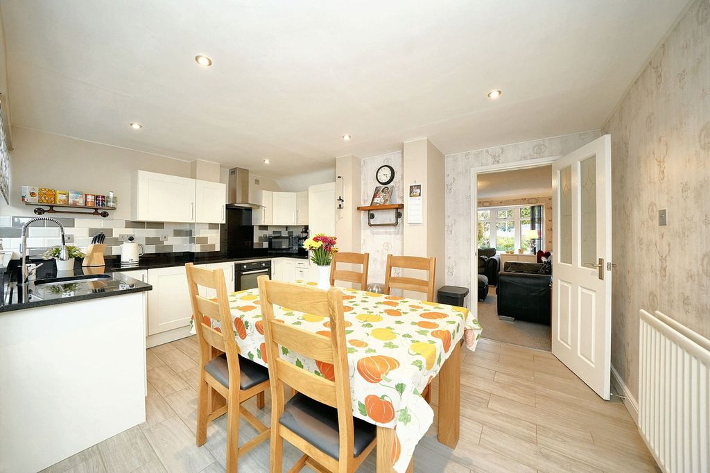 Property photo 2 of 31