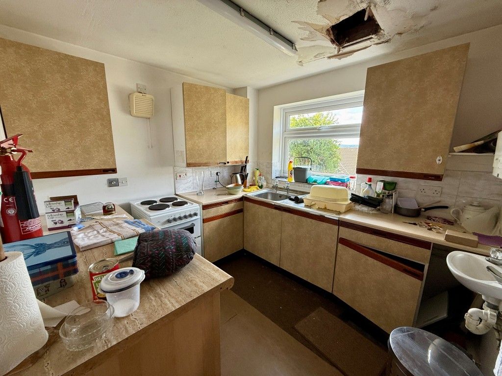 Property photo 3 of 11 Kitchen