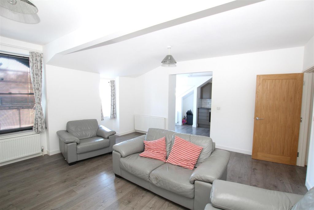 Property photo 3 of 10 Lounge