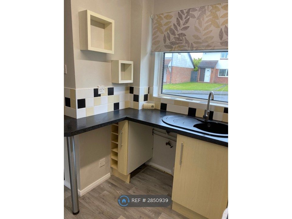 Property photo 3 of 14 Kitchen 2