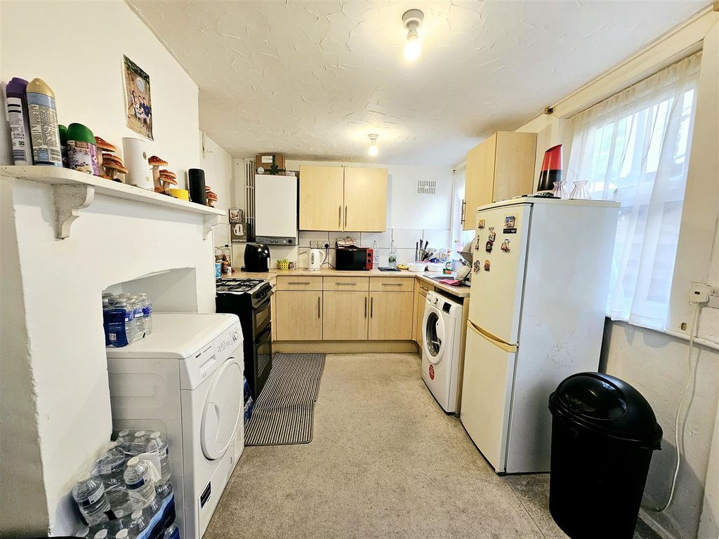 Property photo 2 of 8 Kitchen