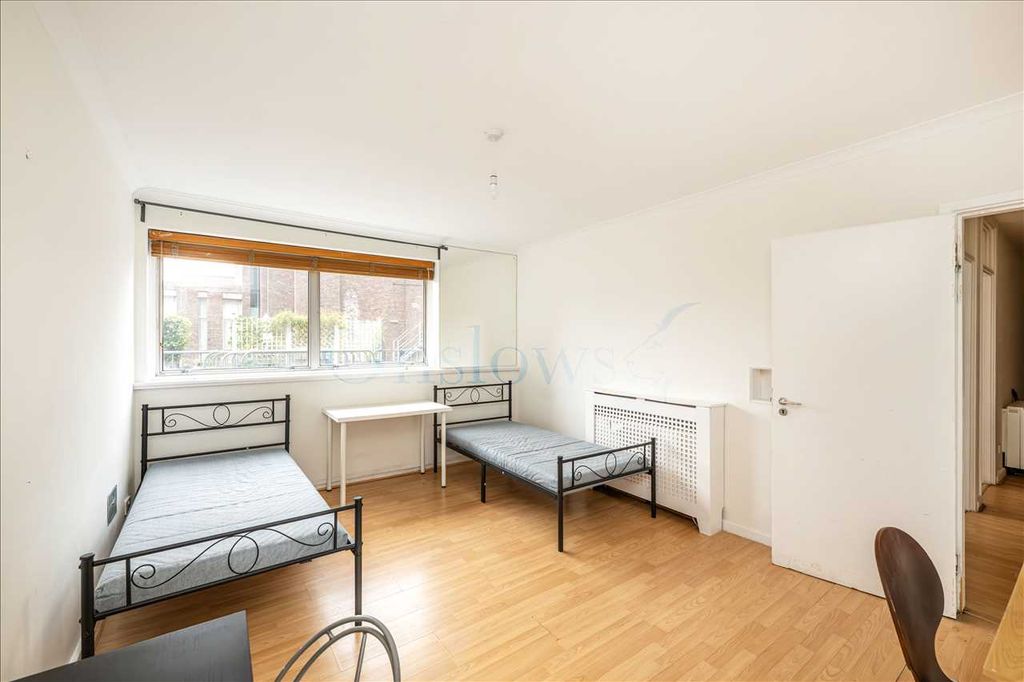 Property photo 3 of 14 Lounge