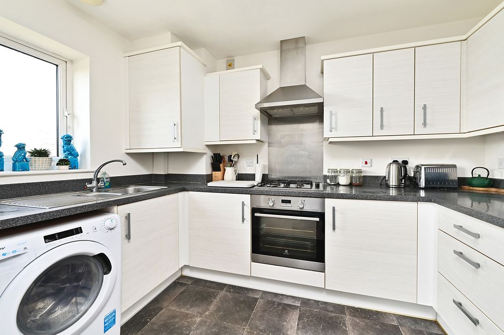 Property photo 2 of 9 Kitchen