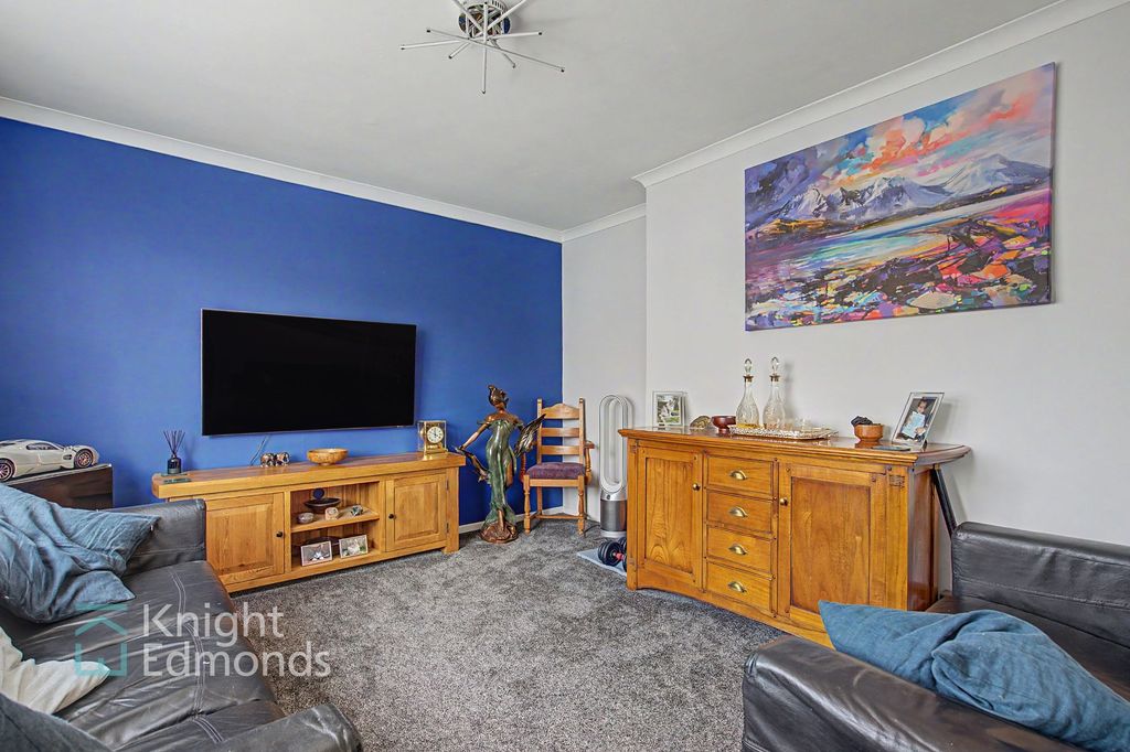 Property photo 3 of 16 Lounge