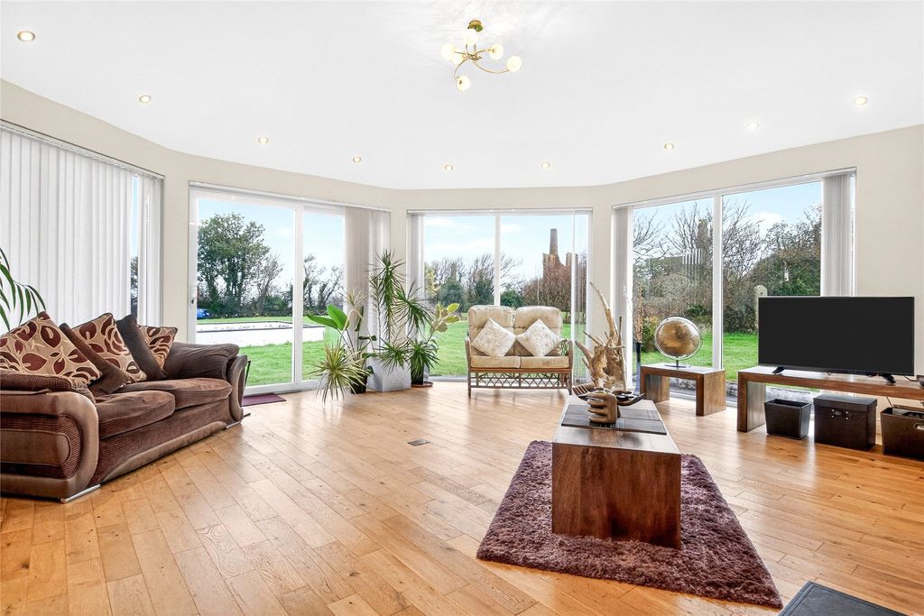 Property photo 2 of 17 Picture No. 24