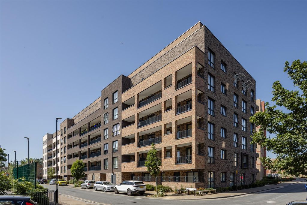 Property photo 1 of 16 Clarkson Crescent, E17