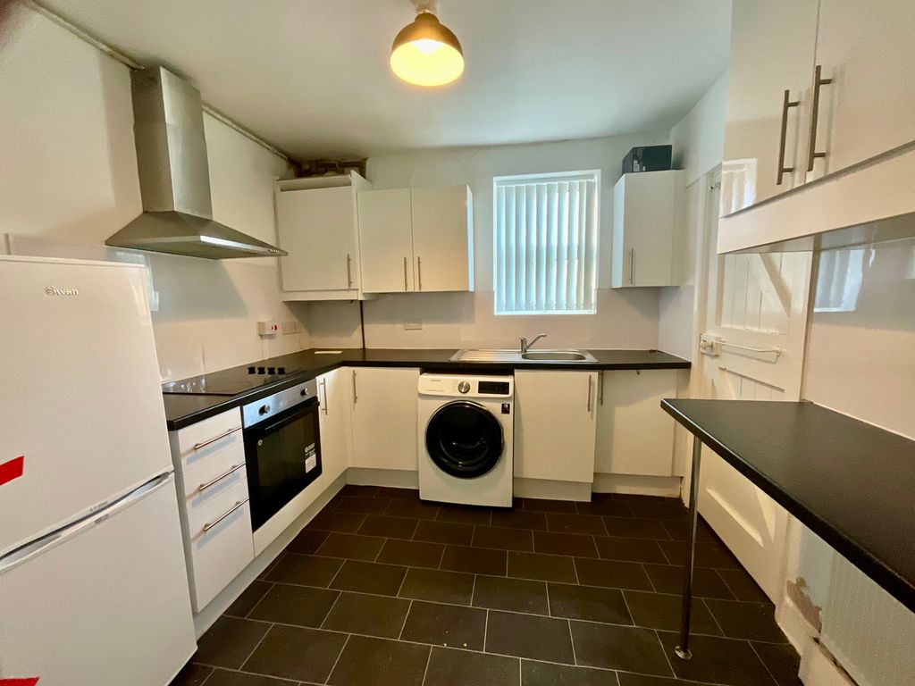 Property photo 2 of 11 Kitchen