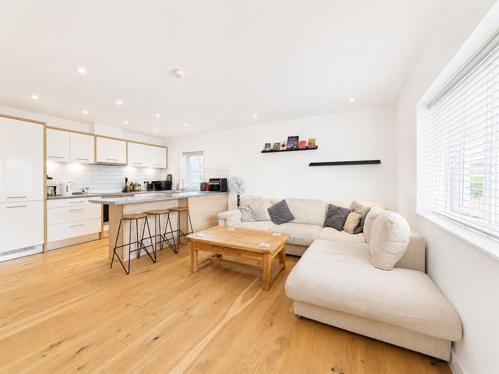 Property photo 3 of 11 Livingroom!.Png