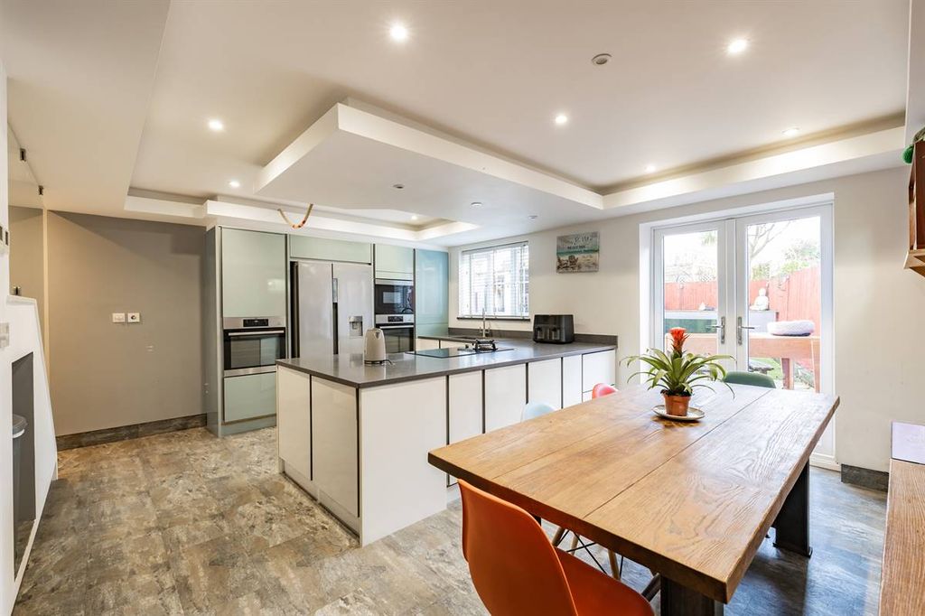 Property photo 2 of 30