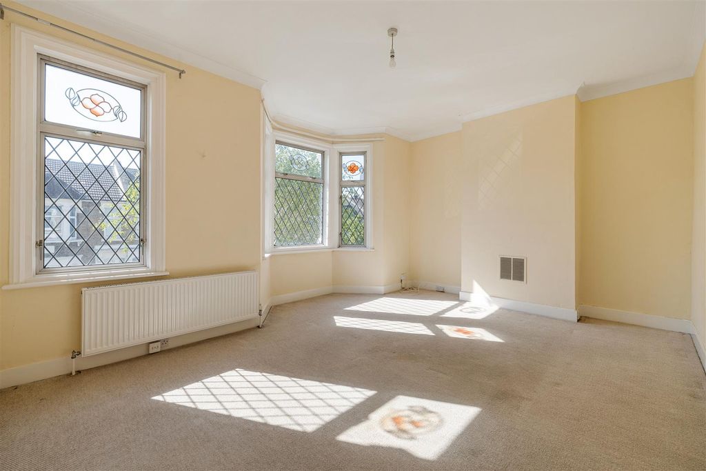 Property photo 2 of 14 Orford Road, E17