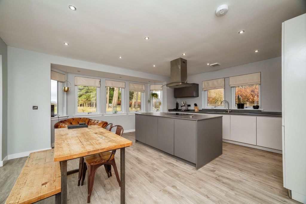 Property photo 3 of 40 Kitchen / Diner