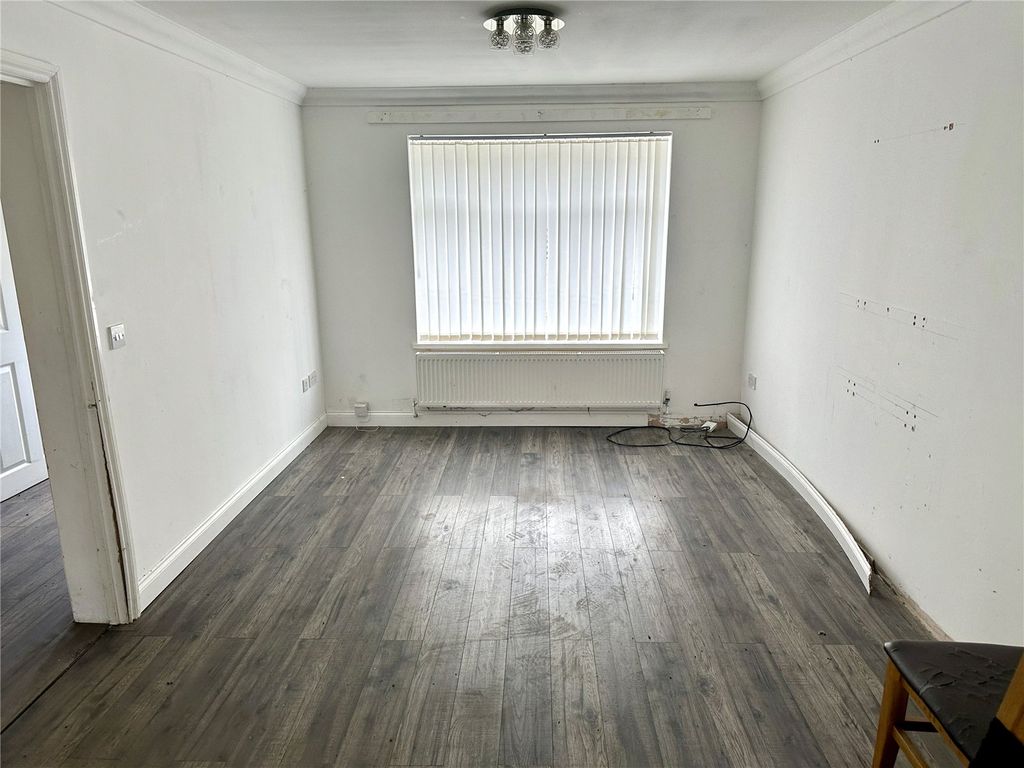 Property photo 3 of 8 Picture No. 10