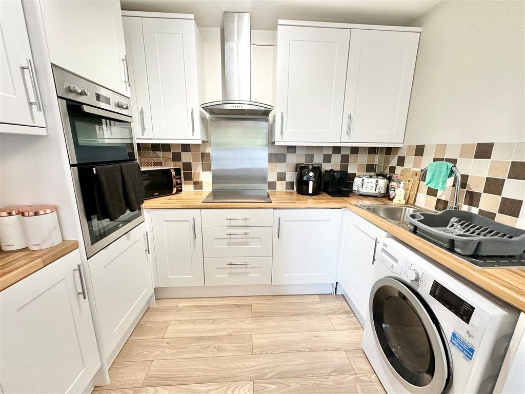 Property photo 3 of 12 Kitchen