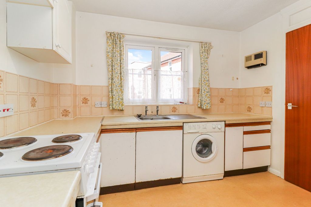 Property photo 3 of 14 Kitchen