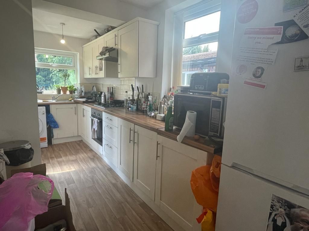 Property photo 3 of 8 Kitchen