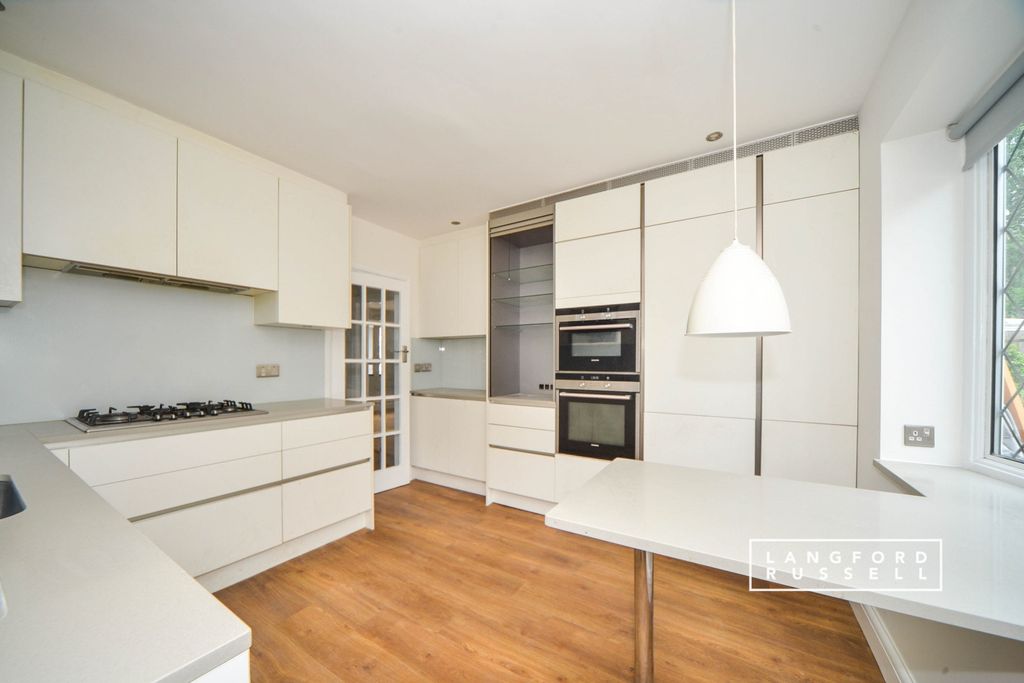 Property photo 3 of 10 Kitchen
