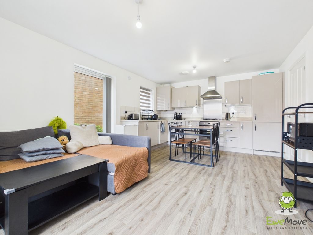 Property photo 3 of 10 Ewemove Estate Agents Basingstoke