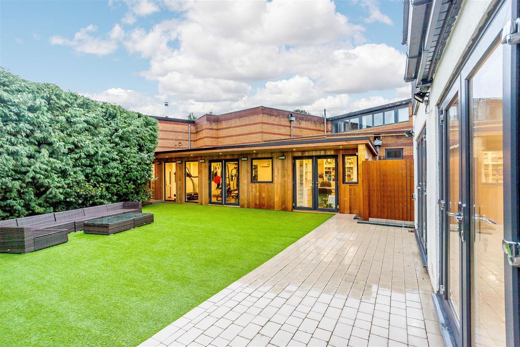 Property photo 2 of 34 8526847-Exterior05.Jpg