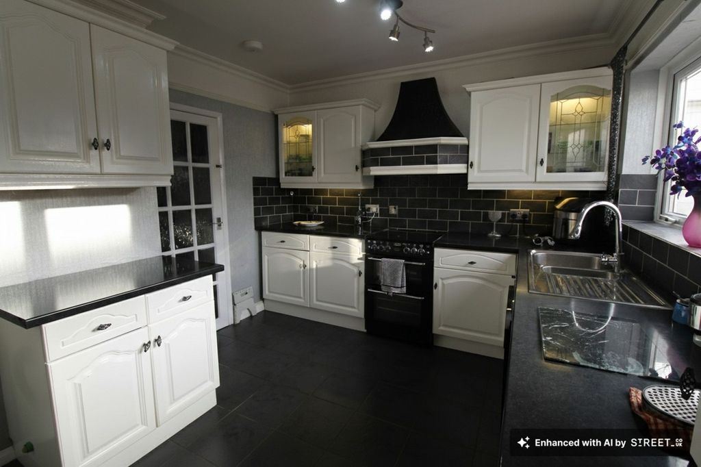 Property photo 3 of 32 Kitchen