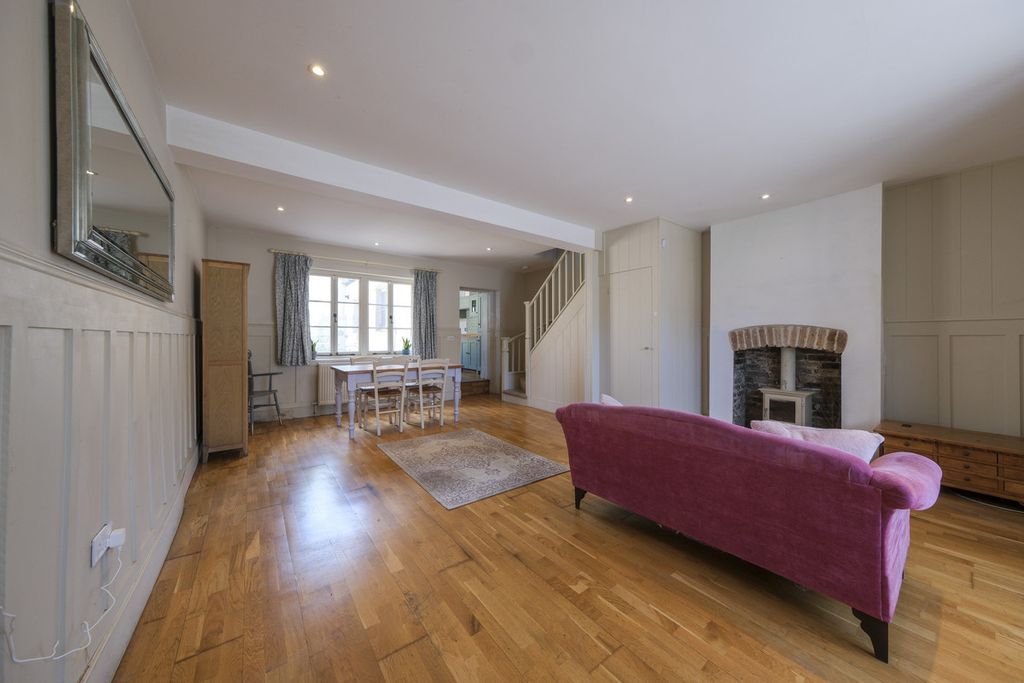 Property photo 2 of 27