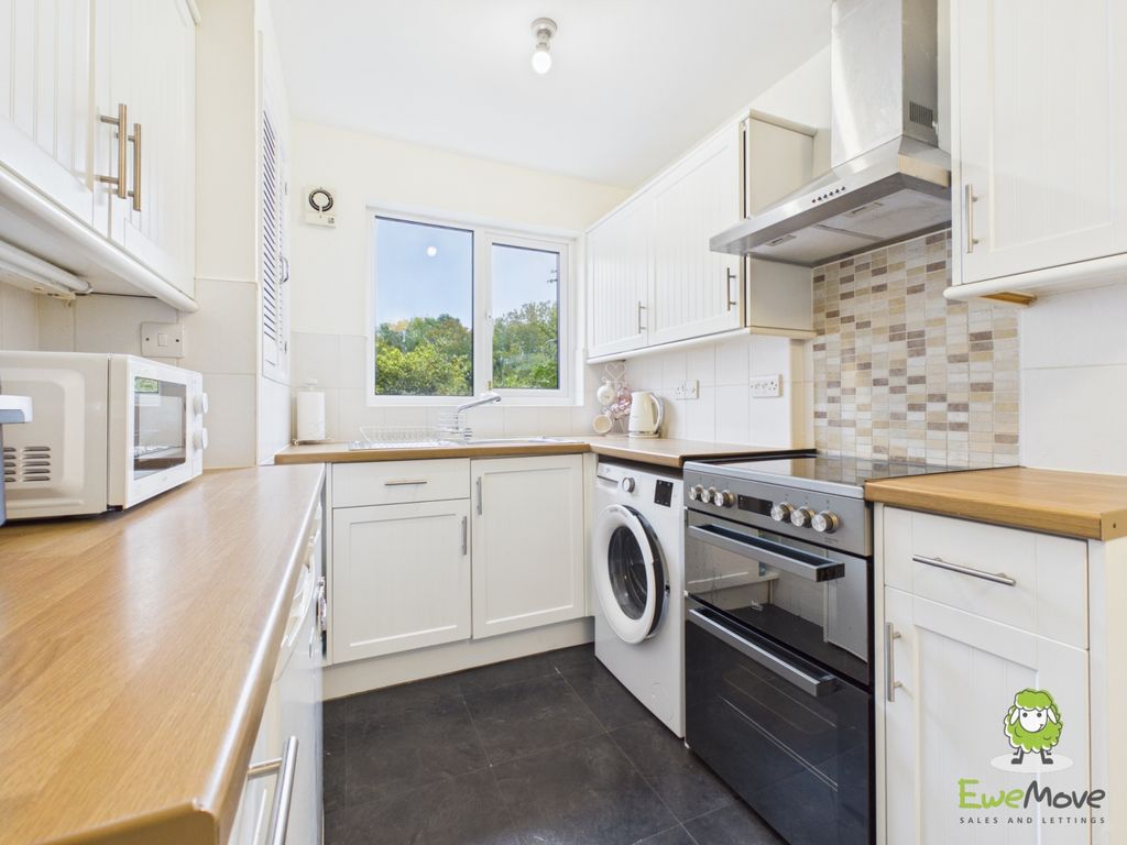 Property photo 3 of 18 Ewemove Estate Agents Basingstoke Van Dyck Close