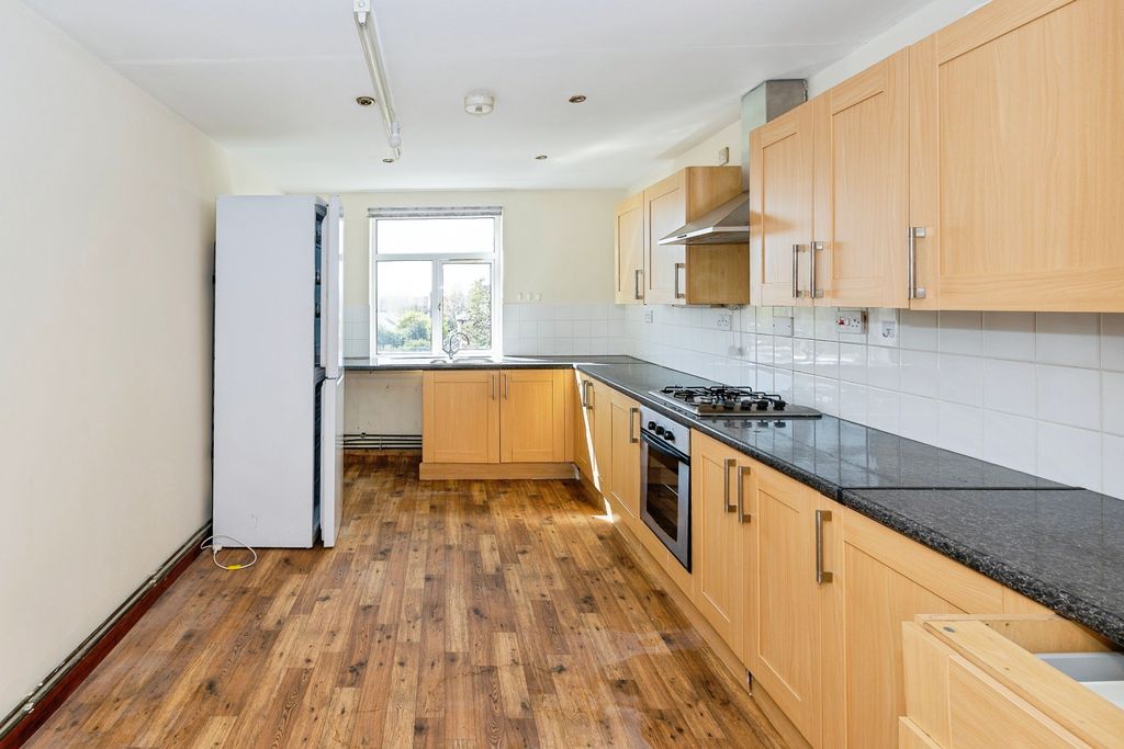 Property photo 3 of 14 Kitchen (1)