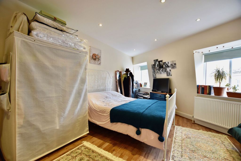 Property photo 3 of 6 Studio