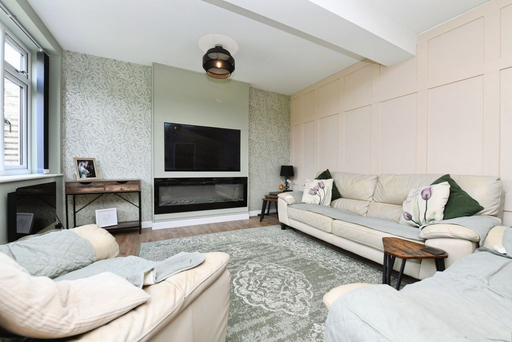 Property photo 2 of 18 Sitting Room