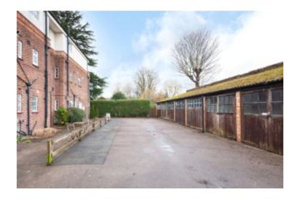 Property photo 3 of 4 Garage