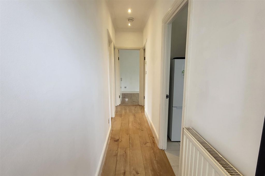 Property photo 3 of 10 Entrance Hall