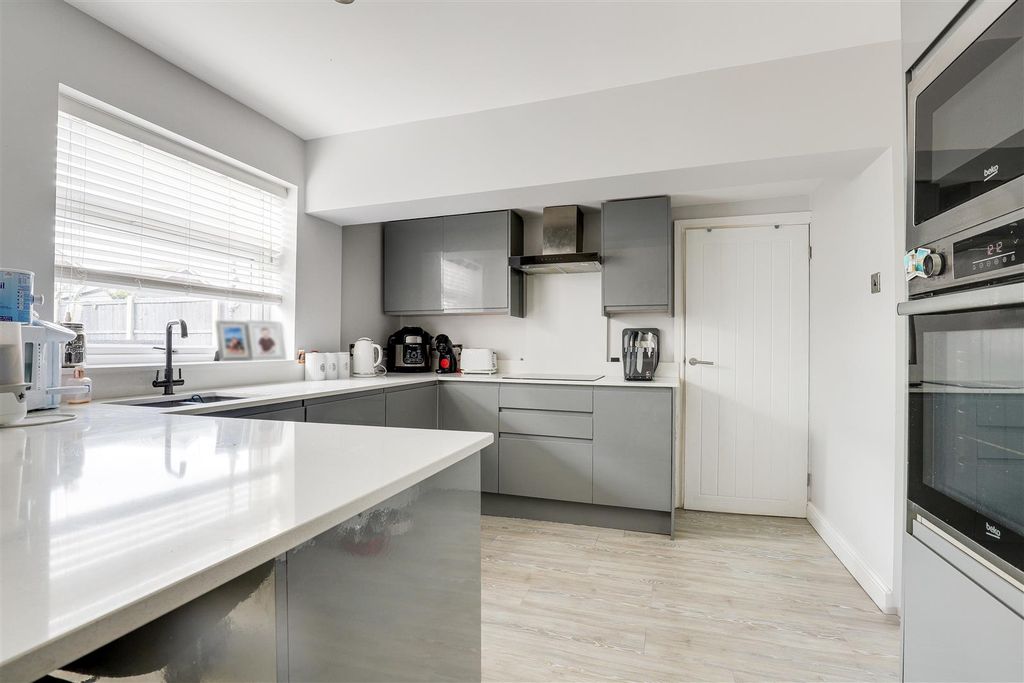 Property photo 2 of 19 11716.Jpg