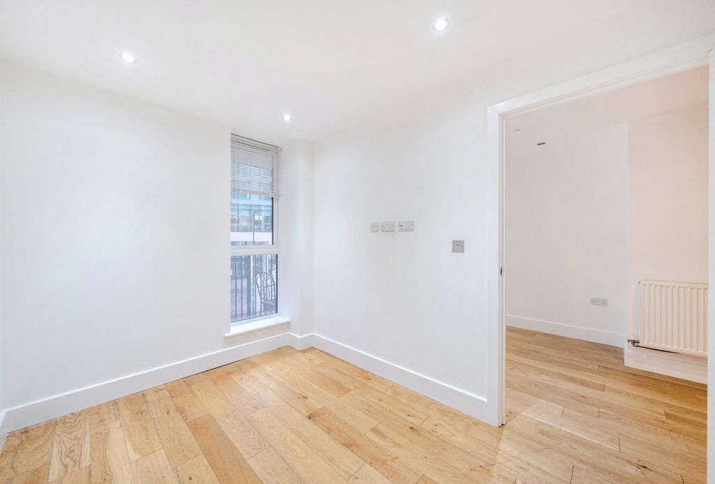 Property photo 3 of 10 1380618-3-6911Eb9...