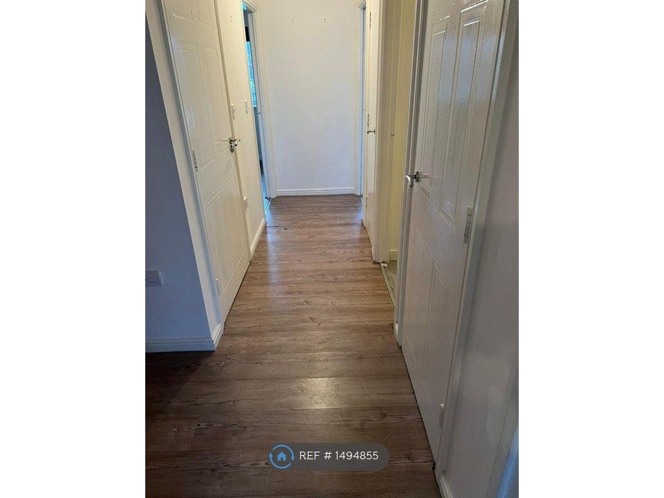 Property photo 2 of 7 Hallway