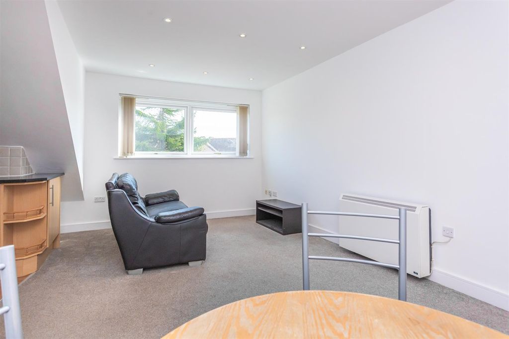 Property photo 3 of 21 Flat 9, 128 St Werburgh's Road-20.Jpg