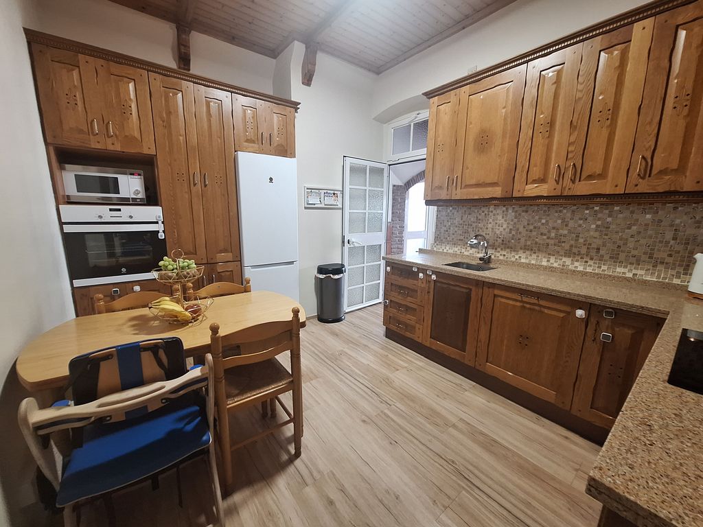 Property photo 2 of 28