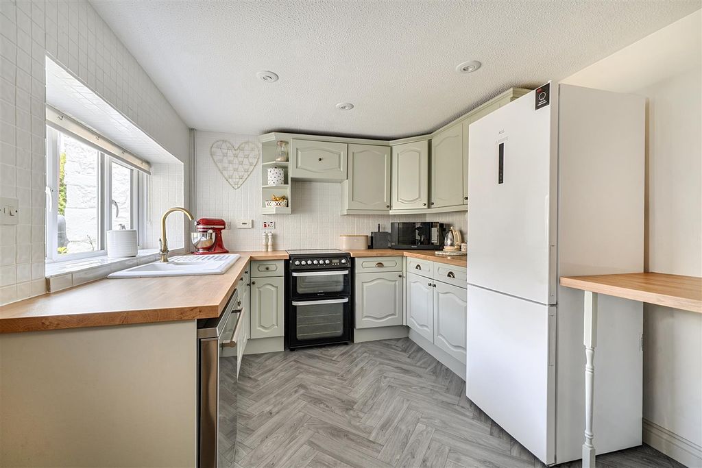 Property photo 3 of 16 Kitchen