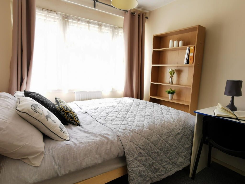 Property photo 2 of 10 Bright Bedroom With Double Bed And Desk Space...